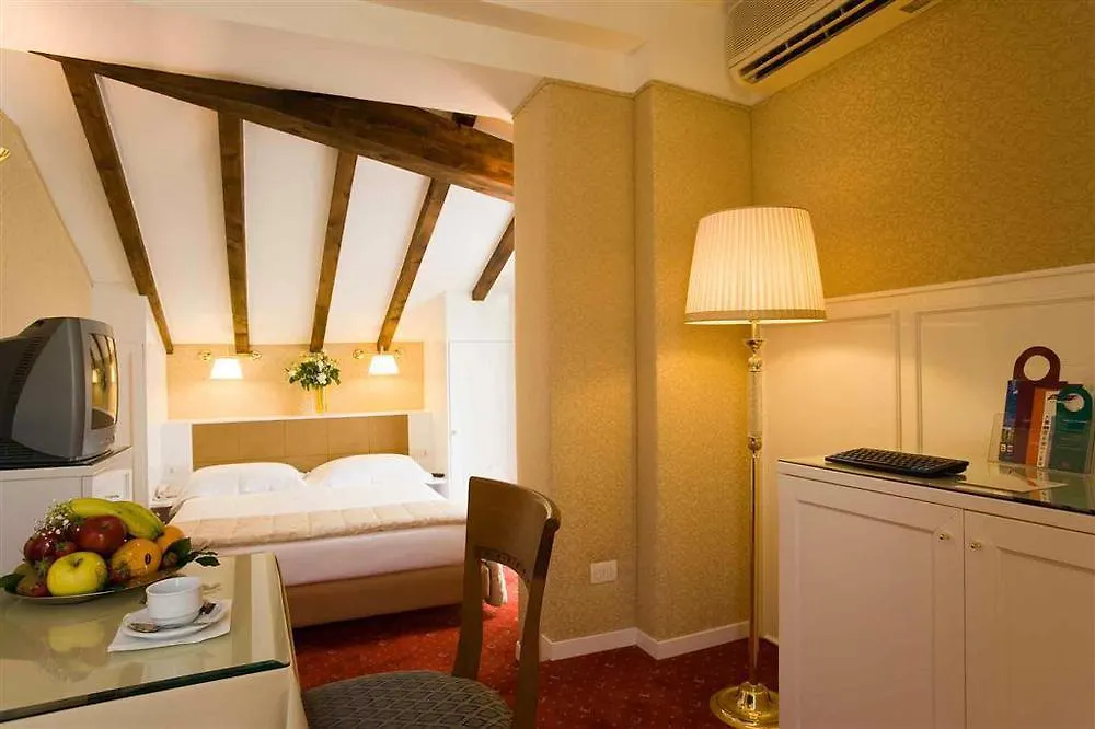 Hotel Mercure Milano Centro 4*, Milan